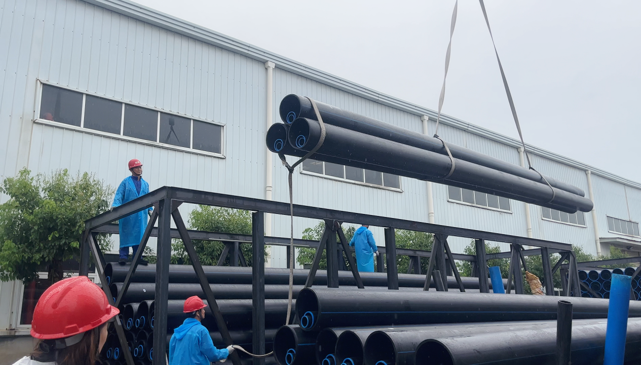 暴雨中的堅守：江蘇狼博管道十余車物資冒雨發運印尼，力保工期